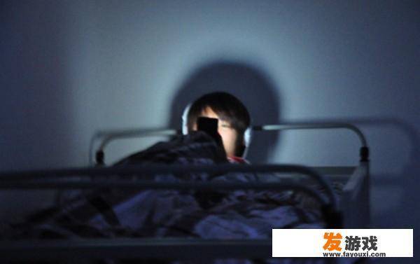那些提供免费电影的网站，他们是怎么盈利的？