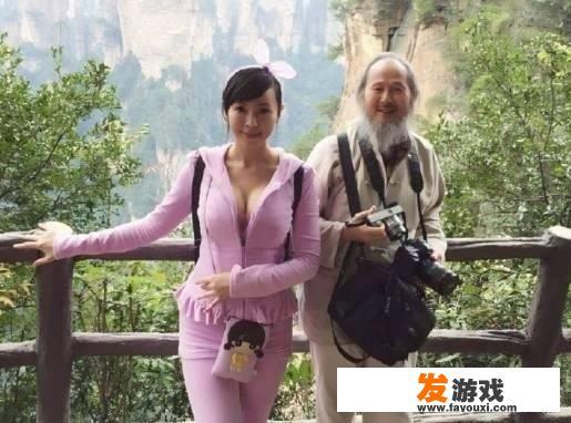 女裸父画，炒作还是艺术？