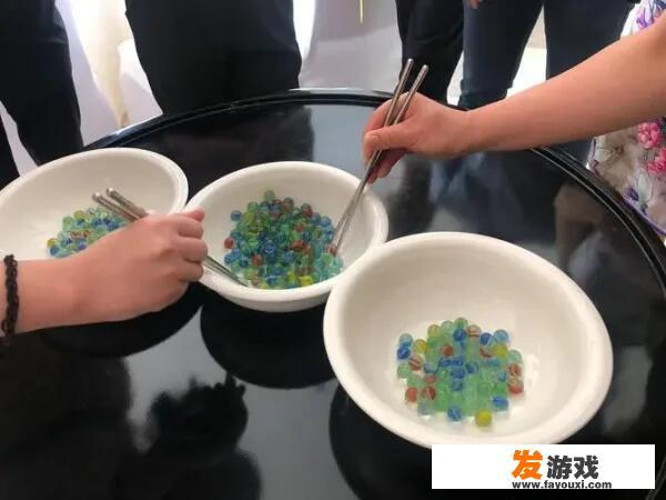 夹玻璃珠游戏规则？找一款弹珠的手机游戏，就是用给的各种板子，把水珠弹到瓶子里的游戏？