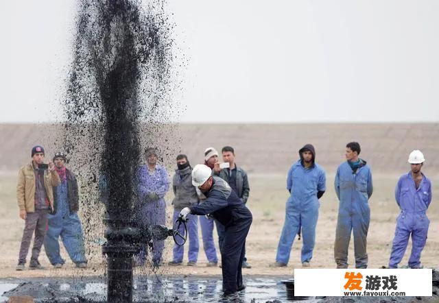 石油开采出来后，为什么有个管道一直喷火