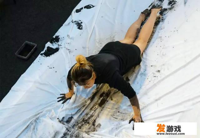 如何看待90后美女蒋涵萱的人体书法，这真的是艺术吗