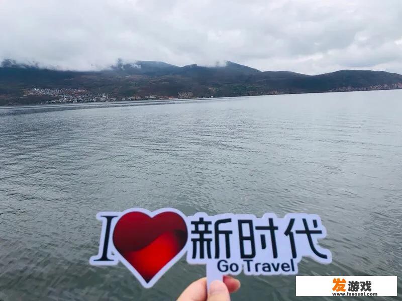 如果直管的小领导很要强，且嫉妒心强，作为业务骨干，开始被直管的小领导边缘化，该怎么办