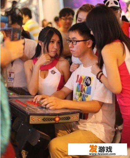 游戏陪玩“藏猫腻”，最高可达1小时500元，记者暗访陪玩女，画面不堪入目，你有何看法