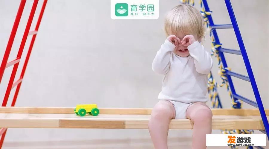孩子在外面胆小在家里却很活跃，应该如何帮助她改变