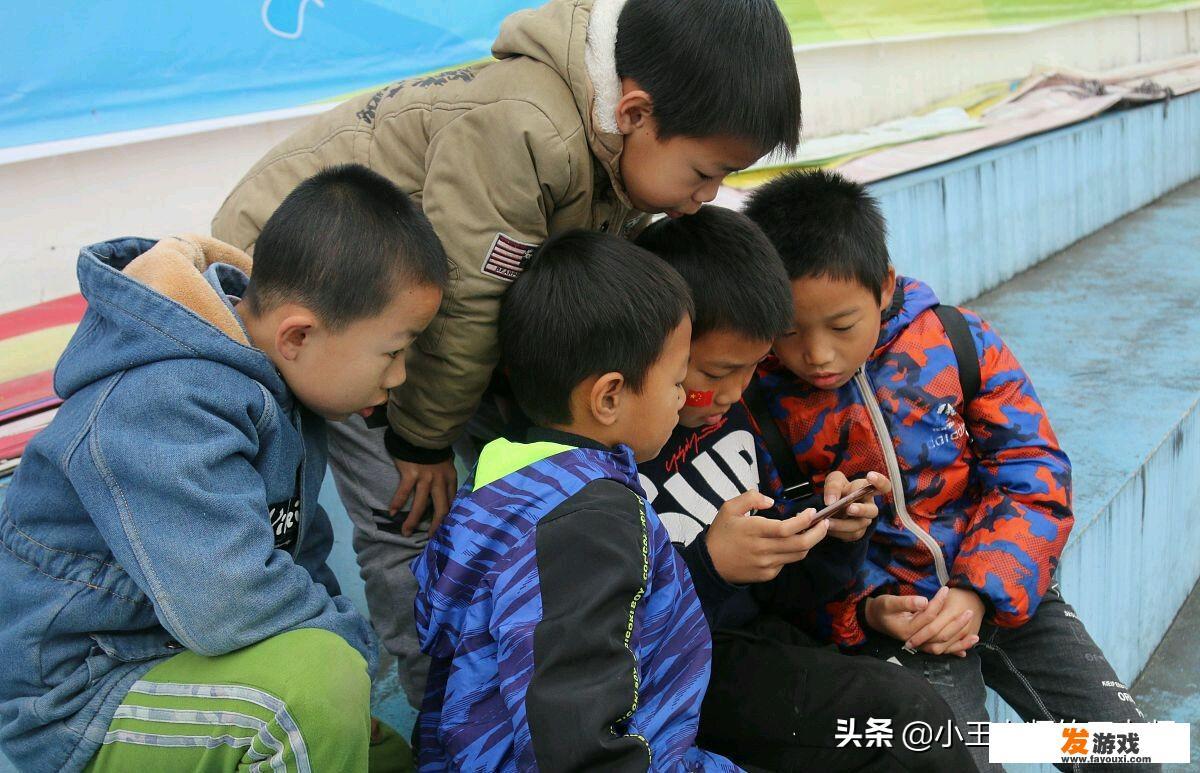 学生上网课。小孩子自控能力差爱玩游戏怎么办