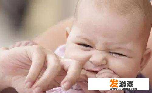 孩子和小朋友一起玩的时候，爱发脾气、打人，怎么办呢