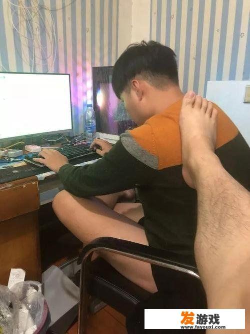 和朋友在一块，可是他只知道打游戏什么也不管，是不是该离开他