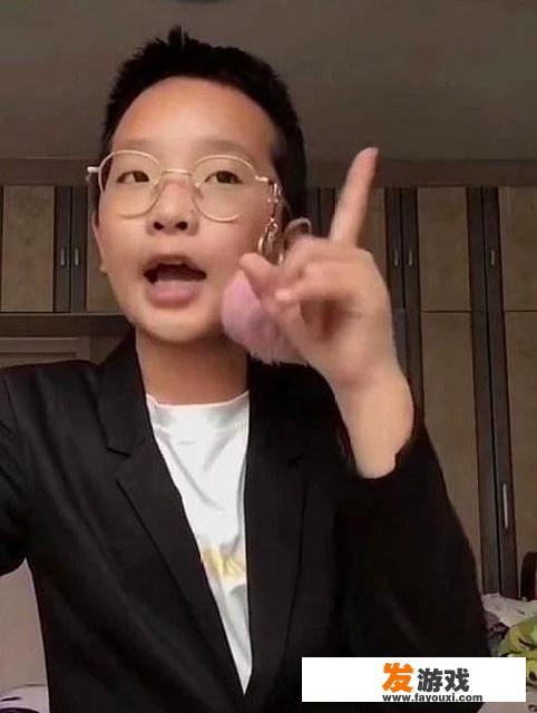 女儿初二现在沉迷手机，今天气的把她手机砸了她想不通、赌气，有什么好的处理方法