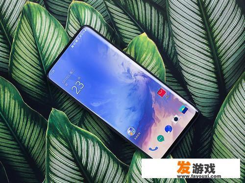 我就想知道曲面屏玩游戏方便吗