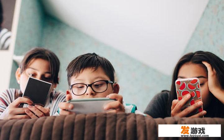 小孩拿父母手机玩游戏。有什么办法