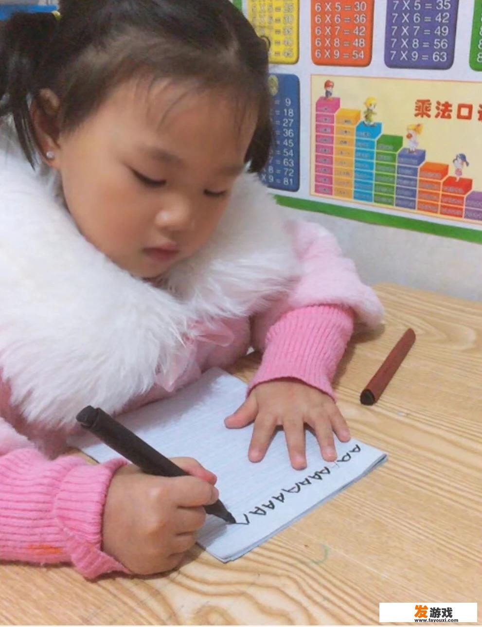 孩子小学3年级，每天都拿手机玩，怎么办