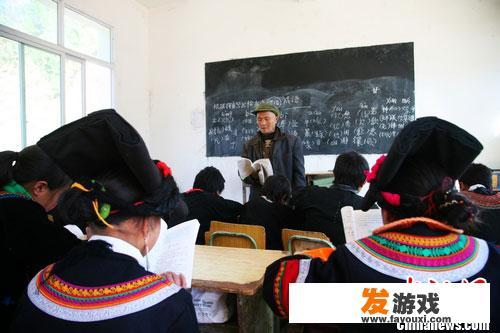 老师上课佩带数码扩音器讲课，这样做合不合适