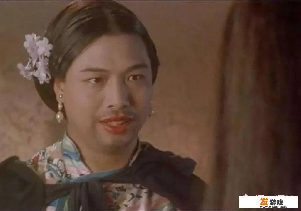 游戏陪玩“藏猫腻”，最高可达1小时500元，记者暗访陪玩女，画面不堪入目，你有何看法？_玩美女的小游戏