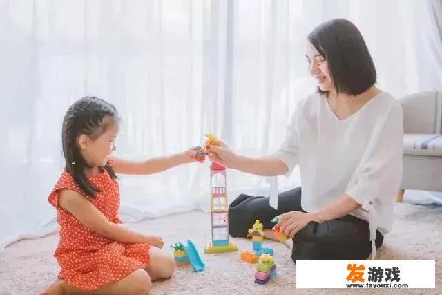 如果你孩子的玩具被比她强大的孩子抢走了，作为大人该怎么很好地处理？_幼儿园小游戏机