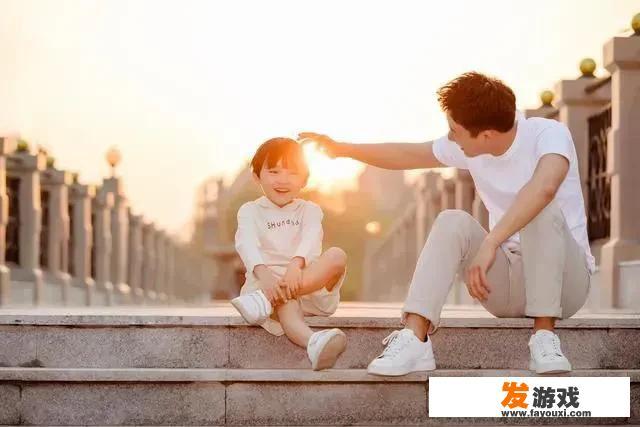 如果你孩子的玩具被比她强大的孩子抢走了，作为大人该怎么很好地处理？_幼儿园小游戏机