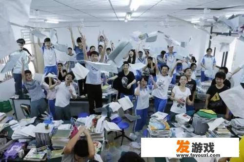 如何看待大学生普遍不学习，而整天玩手机，泡在寝室打游戏的现状？_许多大学生沉迷网络游戏