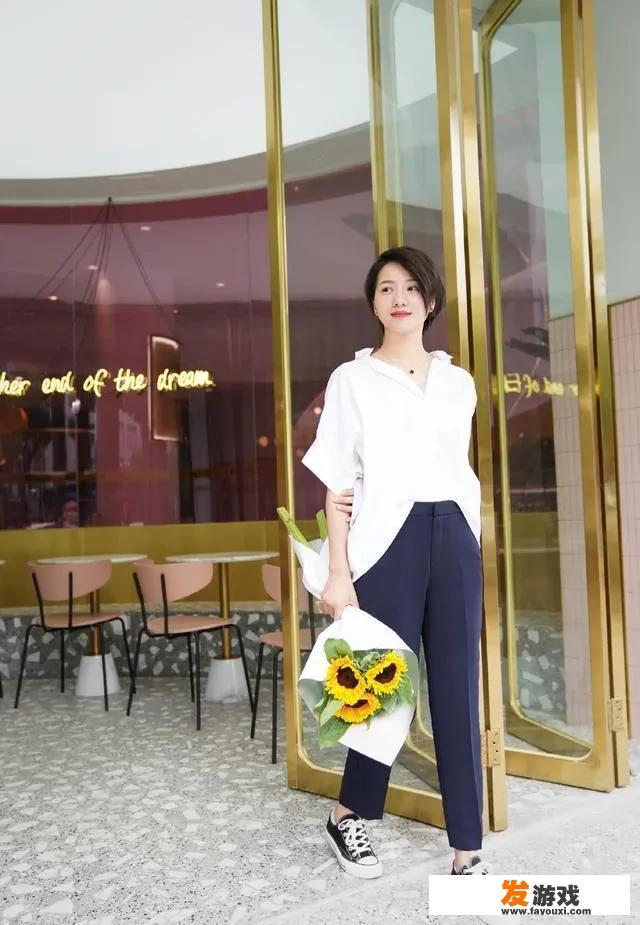 喜欢比较大气的成熟风穿搭，简约又干净，有什么好看的推荐吗？_浅蓝小游戏聚会