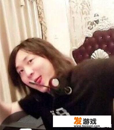 游戏主播中谁的人气最高？_骚男直播时推荐的手机网游
