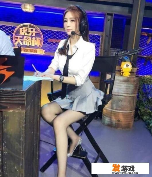 “电竞黑丝”的魔力，还真是谁穿谁红？美女解说成赛场焦点！对此你怎么看？_丝袜 小游戏
