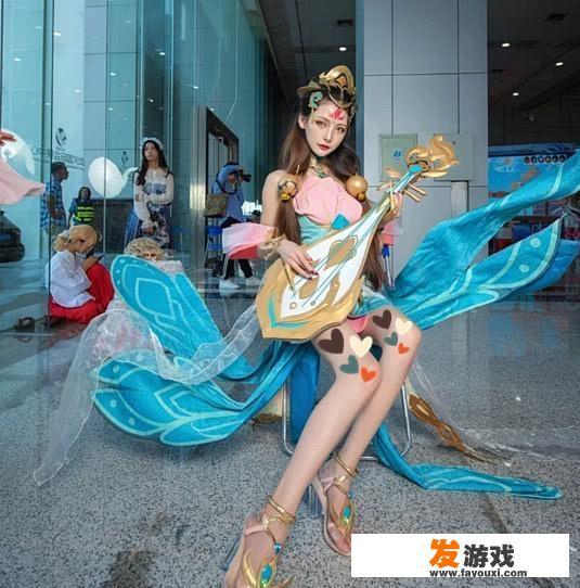 大学生COS王者荣耀“杨玉环”，腿比琵琶还长，网友直呼顶不住，你有何看法？_手机网游人物女神图片下载