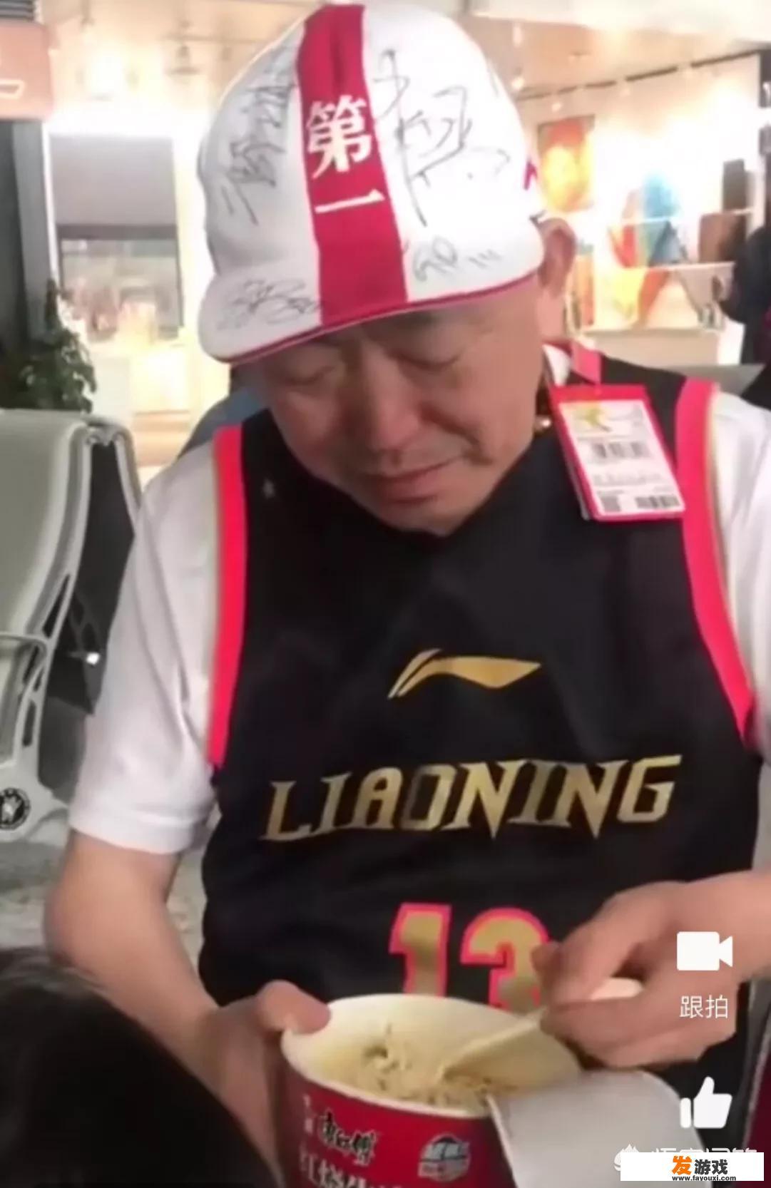 CBA半决赛G3，辽篮球迷千里迢迢赶到新疆支持球队，被拍到每顿吃泡面度日，你怎么看