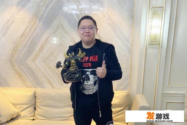 PDD晒天价新主机，V8跑车造型伴有活塞散热，水友：“顶我3年工资”，你有何看法