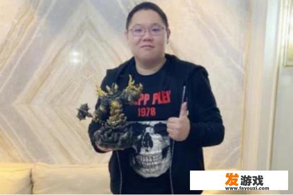PDD直播测试豪华配置电脑，却检测到“全国排名700w”，当场崩溃裂开，条件这么差吗