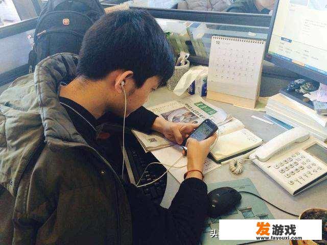 九岁的儿子每天半夜偷父母手机玩游戏该怎么办