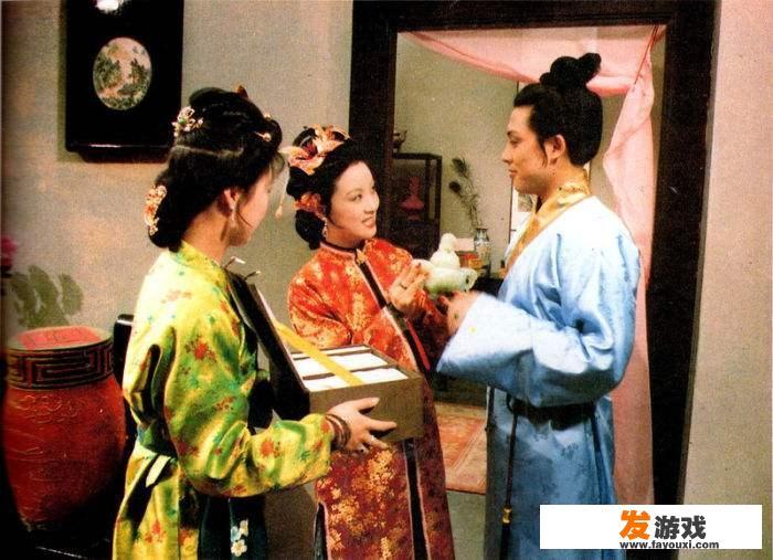 养了两只旋凤，貌似被忽悠了，这种鸟应该从小养会比较容易培养亲密度，现在也没办法了，有没有牛逼训鸟师