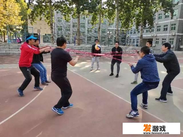 20秒踢60脚，黑河一女班主任踢打体育老师，9名学生上前群殴, 你怎么看