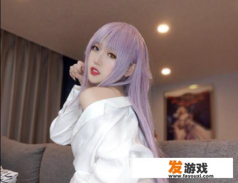 LOL腐团儿微博晒“怪兽合照”，黑色吊带引网友热议：怪兽手不要乱放，你怎么看