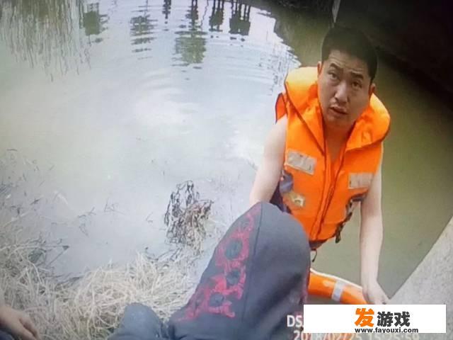 怎么看待江苏盐城高一男生沉迷游戏不愿上学，跳河被救起再跳