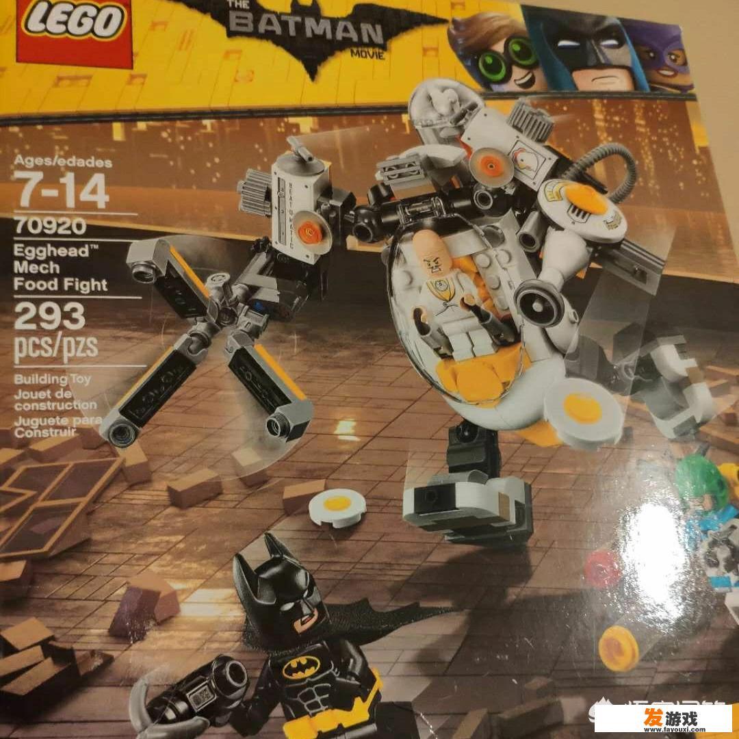 乐高积木玩具，是一款非常受欢迎的男孩玩具，它可以让孩子们发挥想象力和创造力，创造出各种各样的模型、飞机、城堡等，乐高积木还能帮助培养孩子们的空间思维能力和动手能力，乐高积木也是孩子们在玩耍过程中增进友谊的好工具，乐高积木玩具对男孩的成长有很大的帮助，家长们不妨带孩子一起尝试一下。
