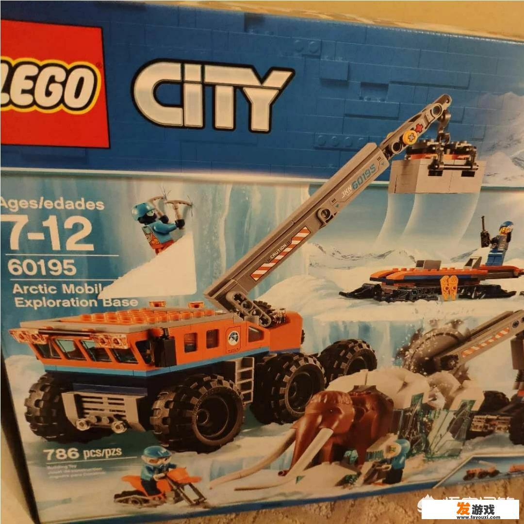 乐高积木玩具，是一款非常受欢迎的男孩玩具，它可以让孩子们发挥想象力和创造力，创造出各种各样的模型、飞机、城堡等，乐高积木还能帮助培养孩子们的空间思维能力和动手能力，乐高积木也是孩子们在玩耍过程中增进友谊的好工具，乐高积木玩具对男孩的成长有很大的帮助，家长们不妨带孩子一起尝试一下。