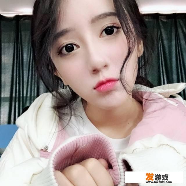 斗鱼呆妹儿挑战超管底线，走性感路线引热议，惨遭观众嘲笑身材，你怎么看