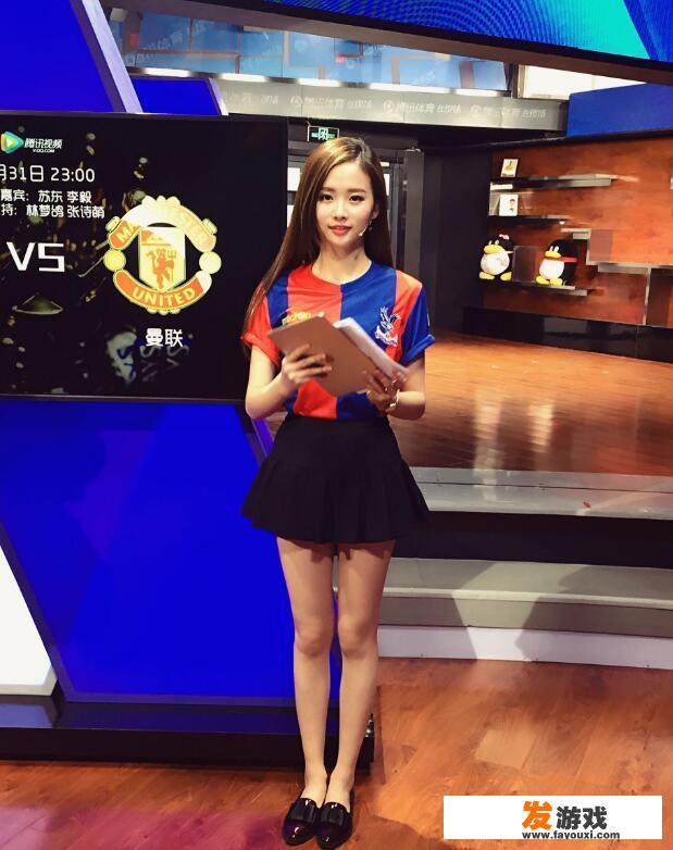 中国金球奖颁奖典礼的女主持人是谁？有什么来头