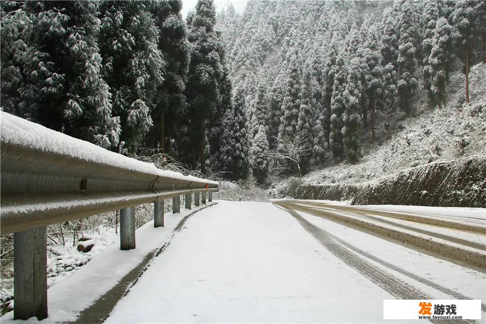 下雪啦！四川什邡下今冬第一场雪，雪中小木屋美得像童话, 你怎么看