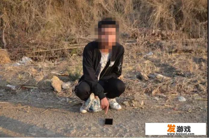 楚雄一男子游戏瘾发作，抢夺他人手机后还叫民警加QQ好友，对于这个问题你怎么看