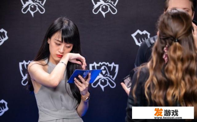 Maple宣布与LMS女主持人恋情，网友调侃“Faker再次尴尬”，你怎么看