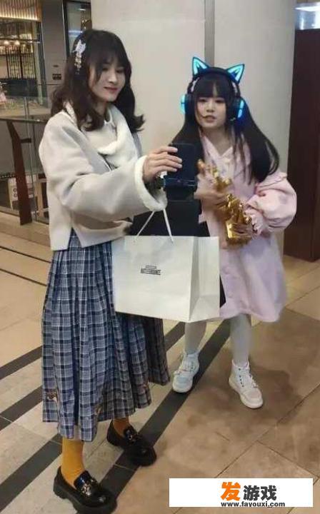 主播火线妹人气赶超小团团，“逛街全身照被曝光，网友：真是坦克，惹不起”，你怎么看