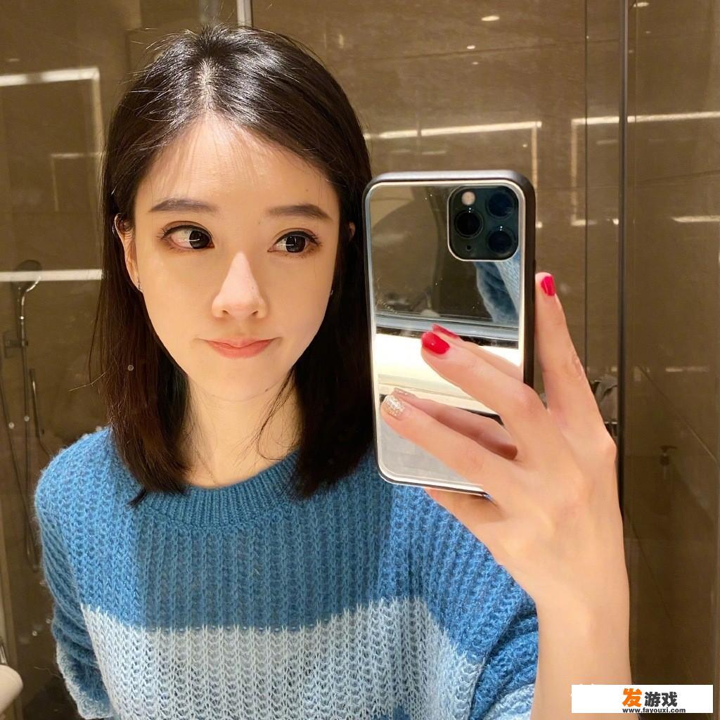 冯提莫温柔“人设”崩塌！入坑烧脑新游戏被虐哭，表情管理大翻车，你怎么看