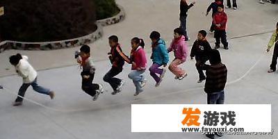 小学活动课上老师可以带学生玩什么游戏活跃气氛