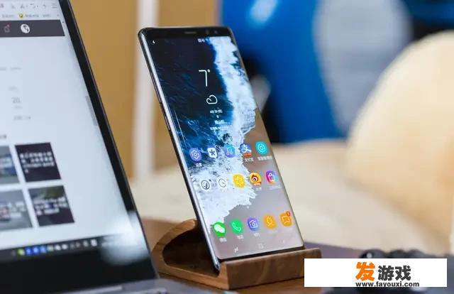 我就想知道曲面屏玩游戏方便吗