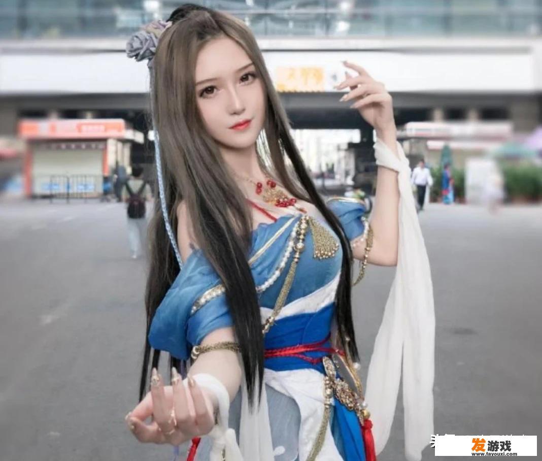 腐团儿酒店自拍，动图展示“字母丝袜”，蹲下的姿势让网友沸腾，你觉得如何