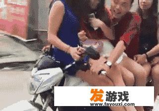 你好，小孩玩手机游戏，银行卡被扣2万多，该怎么办