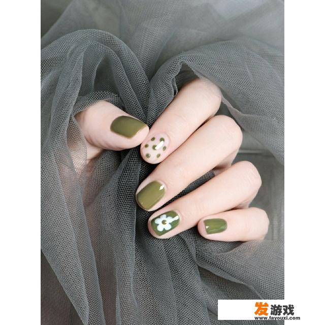 为什么女孩子要留长指甲还要涂的花花绿绿