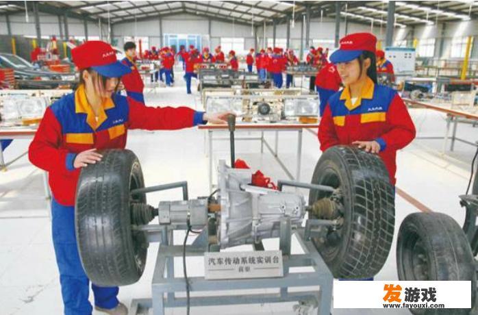 在修理厂学习汽车维修的实践与汽修学校的专业培训