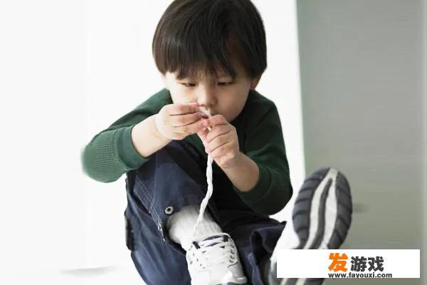孩子两岁半，说啥啥不听，总是不要不要是为啥？我们顺着她，是不是把孩子惯坏了