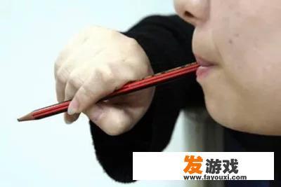 你和异性同桌有哪些搞笑的事