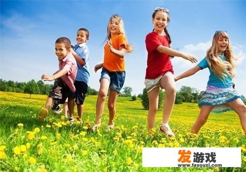 我儿子今年十九周岁,网瘾很重,不爱与人交流,也不肯上班,像他这样的人怎么办？